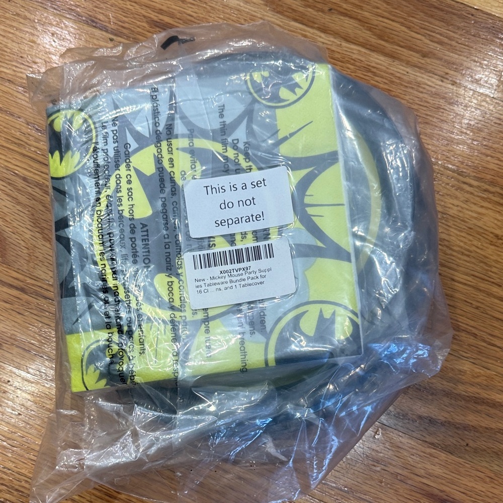 Batman Party Supplies for 16 NWT